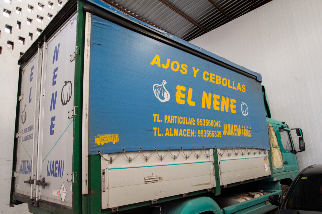 Camión de transporte de ajos Ajos El Nene distribución nacional